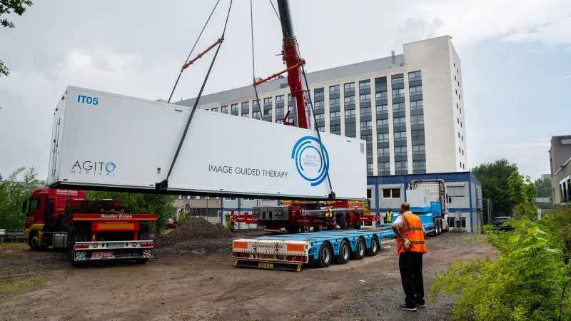 Diese Aufnahme der Kreiskliniken Herford-B&uuml;nde zeigt die Anleiferung des mobilen Herzkatheter-Labors am Standort Herford in der vergangenen Woche. - &copy; KKHB