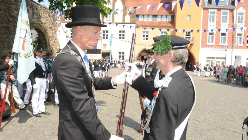 Frank Haberbosch (l.) ist als L&uuml;bbecker B&uuml;rgermeister auch obester Dienstherr der L&uuml;bbecker B&uuml;rgersch&uuml;tzen. Er nahm auch 2023 vor dem K&ouml;nigsschie&szlig;en die daf&uuml;r verwendeten Gewehre ab. - &copy; Joern Spreen-Ledebur