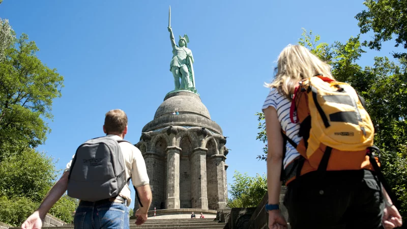 Das Hermannsdenkmal ersteigen, um das Lipperland von oben zu sehen &ndash; das machen 500.000 Menschen im Jahr. - &copy; Landesverband Lippe