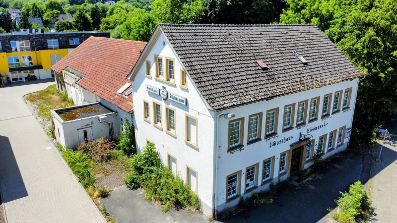Das Gasthaus Siekmann an der Detmolder Stra&szlig;e stammt aus dem Jahr 1828 und z&auml;hlt &ndash; neben der Grundschule Hillegossen schr&auml;g gegen&uuml;ber &ndash; zu den letzten verbliebenen historischen Bauwerken in Hillegossen. - &copy; Eike J. Horstmann