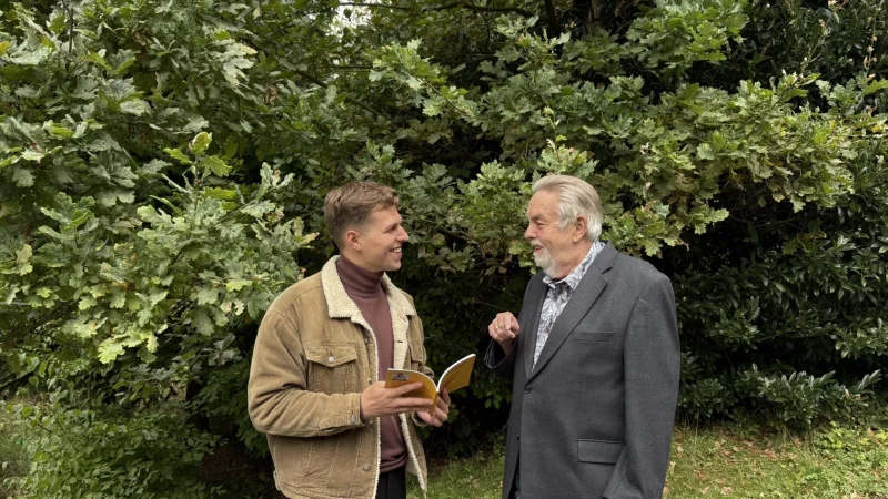 Jan Schillmann (von links) l&auml;sst sich von Werner Zahn lippisch-platt erkl&auml;ren. - &copy; Kevin Rajenthira Mohan Shanthanan