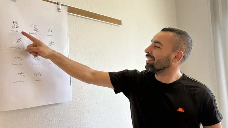 Muhammad Al Nakchi erz&auml;hlt, wie es damals in den Integrationskursen der VHS war. - &copy; Jan Schillmann