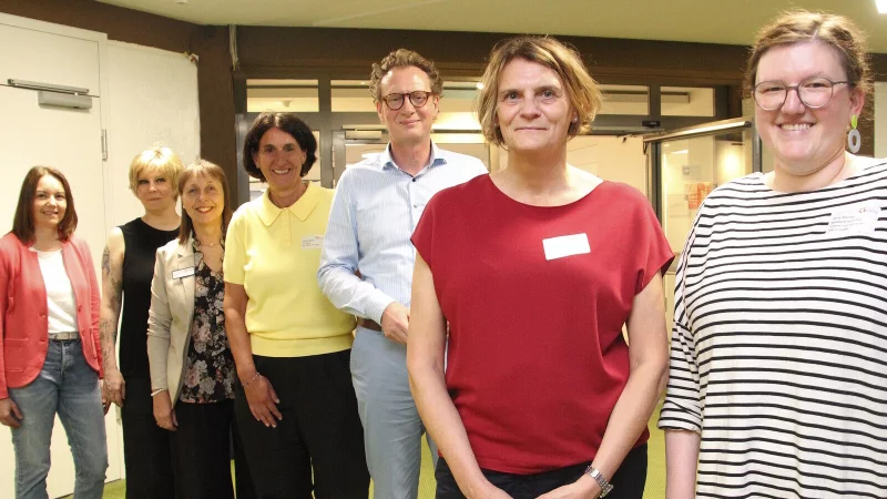 Verwaltungsvorstand Dr. Olaf Peterschr&ouml;der (ab Dritter von rechts nach links) begr&uuml;&szlig;t gemeinsam mit Ulrike Glathe, Kerstin Plischka, Mareike Brinkmeyer und Martina Fieseler (alle zust&auml;ndig unter anderem f&uuml;r Jugendthemen und Kinderschutz beim Kreis Lippe) die Referentinnen Anna Roemer (rechts) und Prof. Dr. Heike Wiemert (Zweite von rechts) von der katho NRW. - &copy; Kreis Lippe