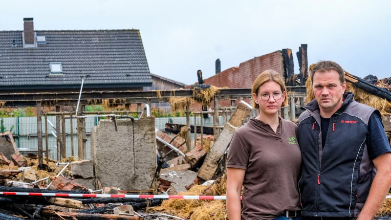 Drei Tage nach dem Gro&szlig;brand auf dem Pferdehof sind Johanna und Jan-Wilhelm immer noch geschockt. Hier stehen sie vor dem abgebrannten Stall und dem Wohnhaus. Eins ist aber klar: "Pferdehaltung wird hier bei uns weitergehen", sagt der 40-J&auml;hrige. - &copy; Kathrin Weege