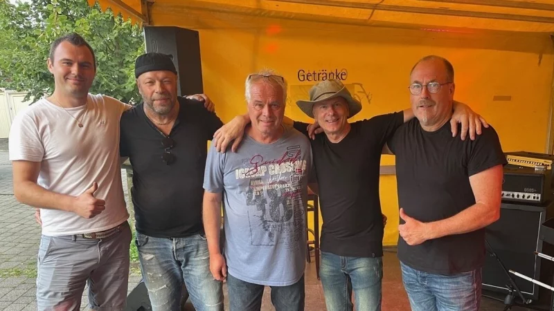 Die Organisatoren Philip Zöllner (links) und Björn Strohmeier (rechts) mit den Bandmitgliedern von „Freiherr" bei der ersten Offnen Bühne im vergangenen Jahr vor dem Auftritt. - © Fotorechte: Björn Strohmeier