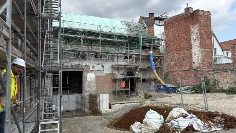 Stadtplaner Christoph Grollemann gewährt einen Einblick in die Bauarbeiten des Kotzenbergschen Hofes zu einem Bürgerzentrum. Die Arbeiten sind in vollem Gange. - © Jan Schillmann