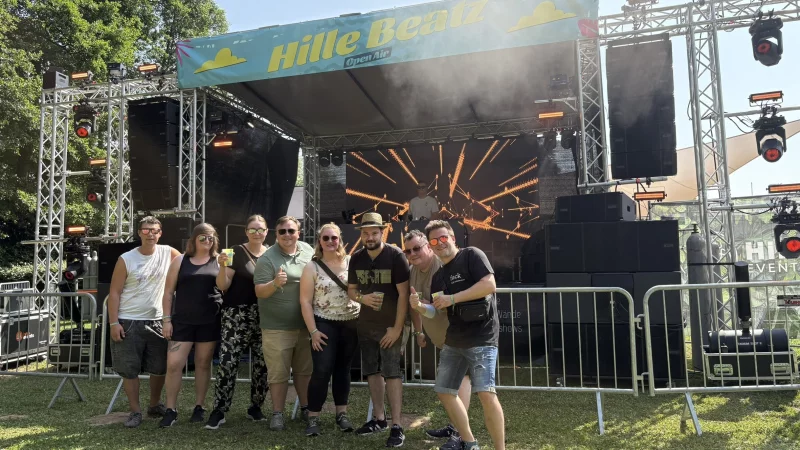 Jan Niklas Witt (von rechts), Max-Henry Brehmeier, Jan Schmidt, Lea Sabadschus, Felix Brehmeier, Maren Haverid, Vanessa Paul und Mirco Buchholz vor der Showbühne des Hillebeatz. Im Hintergrund spielt Dj Maho (Nils Maho) elektronische Beats. - © Jan Schillmann