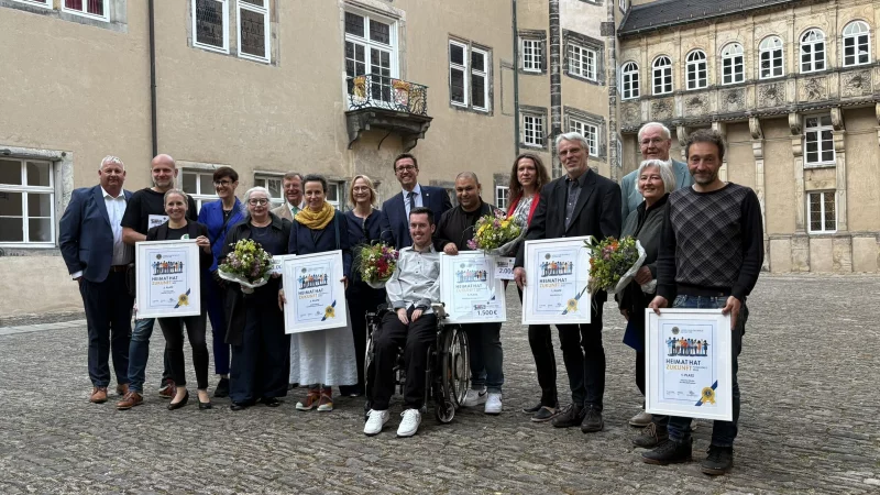 Die Gewinner des Lions Club F&ouml;rderpreises im Hof des Residenzschlosses Detmold. - &copy; Jan Schillmann