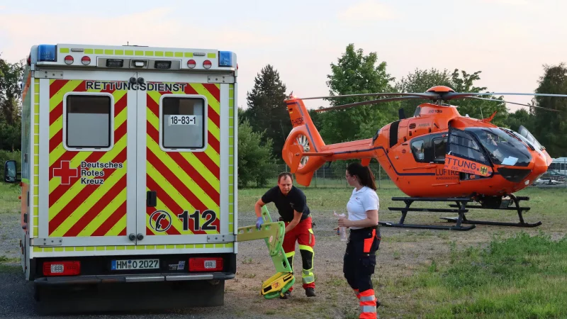 Rettungseinsatz nach Gewalttat: Zivilschutzhubschrauber "Christoph 4" ist in Hessisch Oldendorf gelandet. Im Rettungswagen wurde das Opfer von zwei Notarztteams behandelt. - © Ulrich Behmann /SZ/LZ