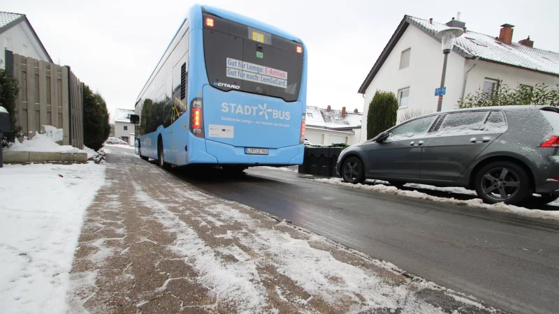Nicht viel Platz: Durch die H&ouml;lderlinstra&szlig;e f&auml;hrt ein Stadtbus. Die Stra&szlig;e soll saniert und umgestaltet werden. - &copy; Jens Rademacher