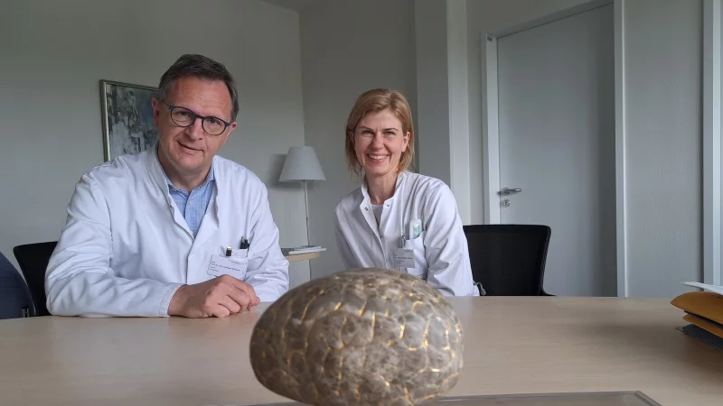 Prof. Dr. med. Christoph Redecker, Chefarzt der Klinik für Neurologie am Klinikum Lippe, und Oberärztin Dr. Anna-Maria Addicks erläutern die Hintergründe eines Forschungsprojekts zu Depressionen nach einem Schlaganfall. - © Carolin Brokmann-Förster