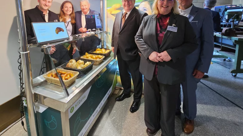 Freuen sich, Teil der KI-Ausstellung im NRW-Landtag zu sein: Nicolas Biere und Denise Spintzyk (Gesch&auml;ftsf&uuml;hrer der B&auml;ckerei Biere), Kreishandwerksmeister Mickel Biere, Michael Lutter (Hauptgesch&auml;ftsf&uuml;hrer der Kreishandwerkerschaft Paderborn-Lippe), Andrea Hegerbekermeier (Gesch&auml;ftsf&uuml;hrerin) und Meinolf Haase (Kreis Lippe, von links). - &copy; rw-system