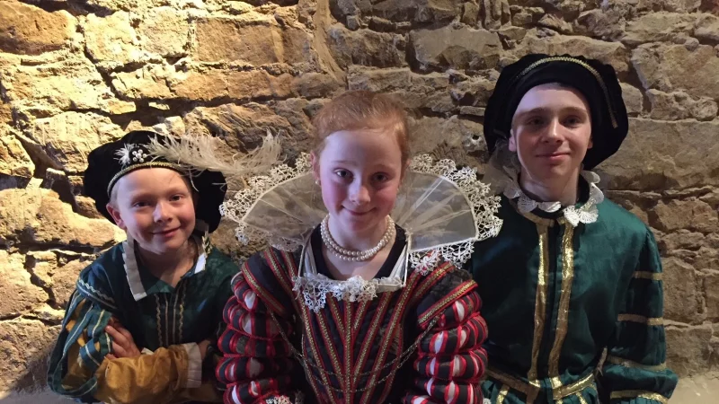 In nachgeschneiderten Renaissance-Kostümen spielen die Kinder ein Schauturnier nach. - © WRM