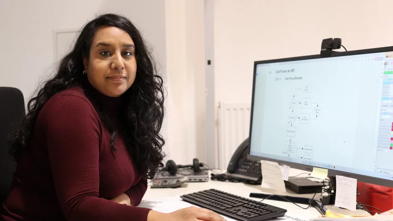Projektleiterin Thanusha Vivekananthan sieht weitere Optimierung im Kundenservice des Verlags durch Einf&uuml;hrung der neuen Telefontechnik. - &copy; Alex Lehn