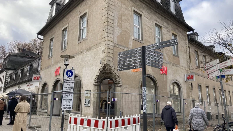 Vom Dach des historischen Geb&auml;udes an der Ecke Lange Stra&szlig;e/Rosental waren Schindeln heruntergefallen - jetzt sch&uuml;tzen Gitter Passanten. - &copy; Cordula Gr&ouml;ne