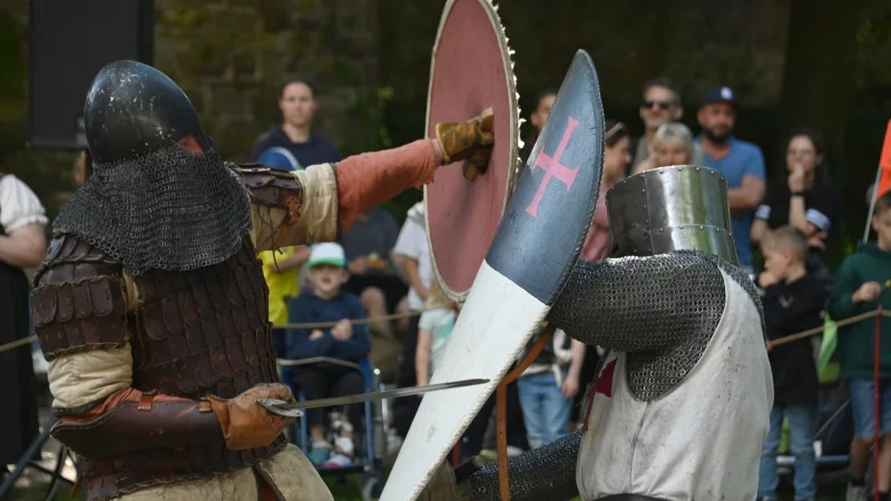 Ritter liefern sich an H&ouml;xters Stadtmauer sehenswerte Gefechte. - &copy; Anno Events