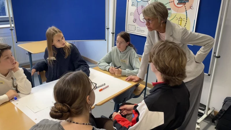 Jarne Grod, Cleo Nolting, Hanna Matysiok, Schulministerin Dorothee Feller, Jannis Biedermann und Maja Rulle im Gespräch. - © Nele Rebmann/DKJS