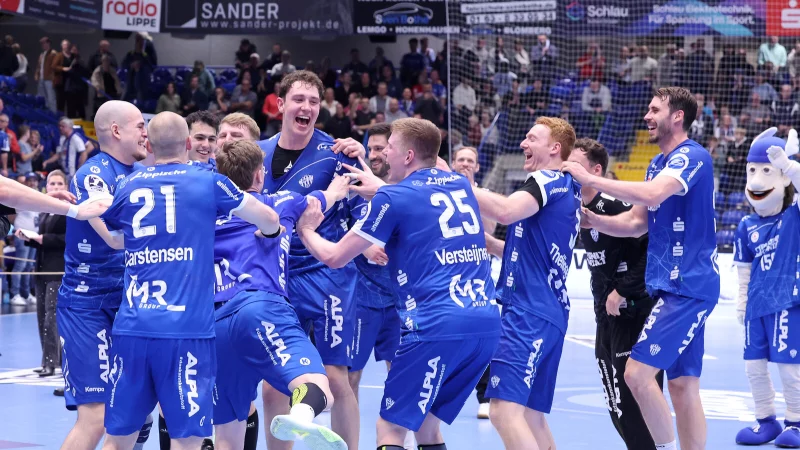 Joel Willecke feiert mit seinen Teamkollegen. - &copy; Paul Cohen