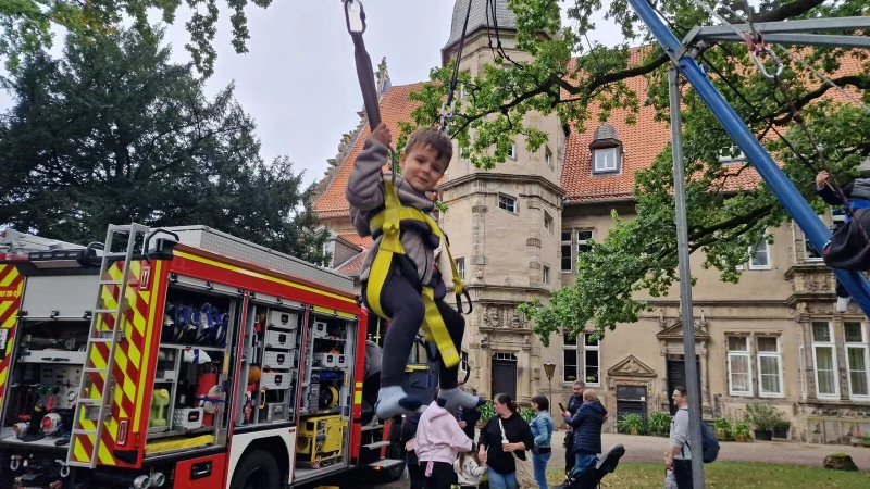Der dreij&auml;hrige Abud liebt das Trampolin-Springen vor dem Schloss. Im Hintergrund ist die Feuerwehr zu sehen, die ihr L&ouml;schfahrzeug mitgebracht hat, damit es sich die Kinder aus n&auml;chster N&auml;he anschauen k&ouml;nnen. - &copy; Nadine Uphoff
