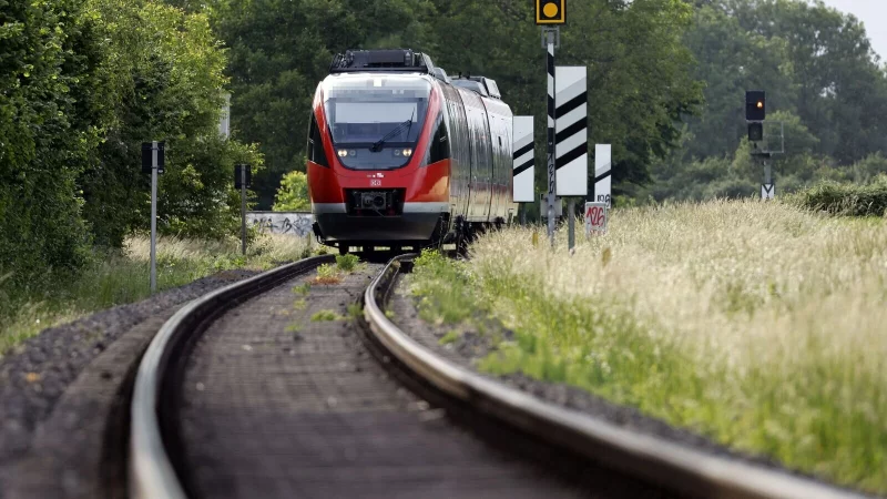 Die Zugverbindung von Paderborn in die Studentenstadt G&ouml;ttingen soll ab Mitte Dezember durch &Auml;nderungen des Fahrplans aufgewertet werden. - &copy; picture alliance / Panama Pictures