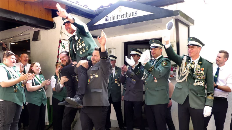 Er hat’s geschafft: Torsten Dreier ist neuer Schützenkönig der Schützengesellschaft Bösingfeld. Rechts Präsident Lutz Brakemeier. - © Rudi Rudolph