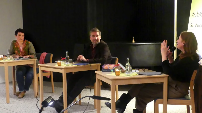 Katharina Borchardt (von links), Jan Wiele und Katrin Schumacher boten einen unterhaltsamen Abend mit Einblicken in ihre Vita und der Empfehlung von insgesamt sechs Büchern. - © Rudi Rudolph