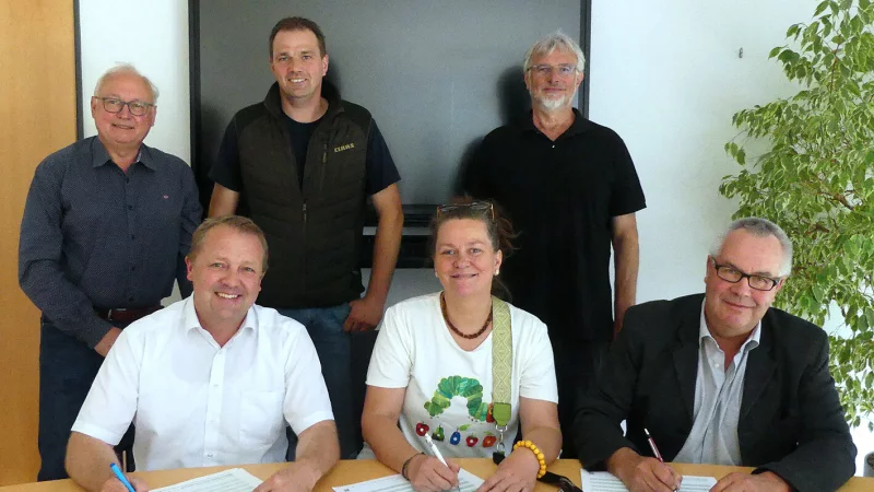 Sie unterzeichnen die Petition: (von links) Jens Köster (Initiative Widuland), Bürgermeister Mario Hecker, Landwirt Jan-Wilhelm Wetehof, Sabine Stock (Landfrauen Kreisverband Lippe), Reinhard Sasse (Initiative Widuland) und Landwirt Siegfried Steffen - © Rudi Rudolph