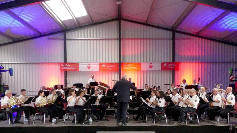 Das Landespolizeiorchester NRW unter der Leitung von Scott Lawton imponierte mit Präzision und Spielfreude. - © Rudi Rudolph