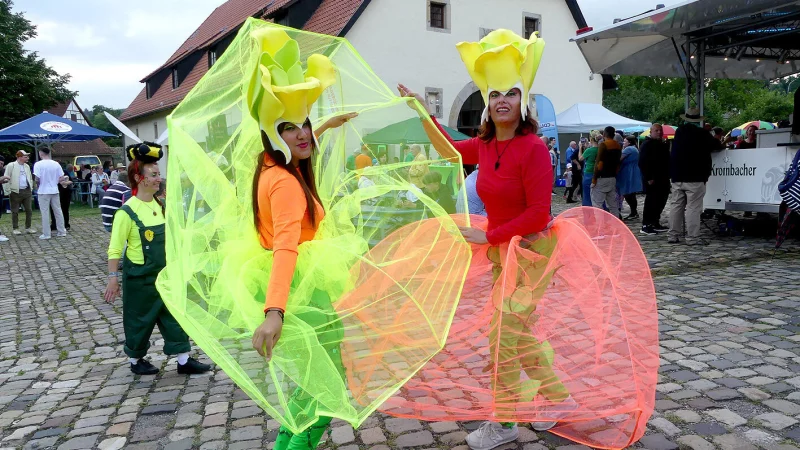 Zauberhafte Begegnungen gab es mit den „Shademakers“ im Burghof. - © Rudi Rudolph