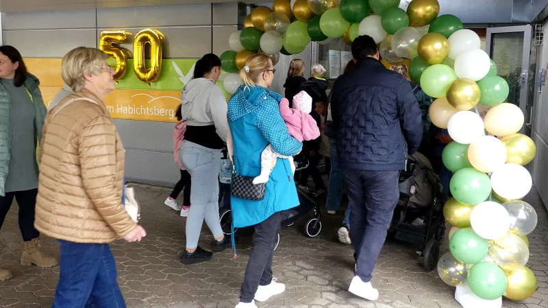 Schon der Schuleingang begr&uuml;&szlig;te die Besucher feierlich. - &copy; Rudi Rudolph