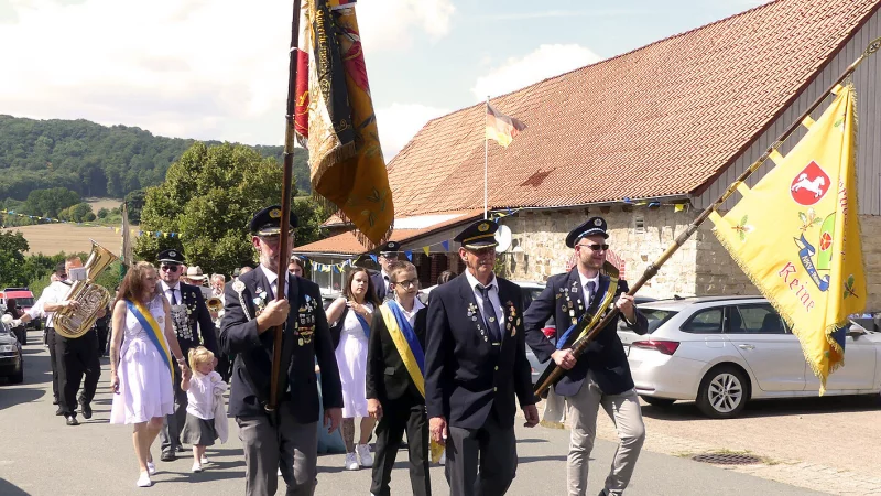 Zum Jubil&auml;um gab es auch einen Umzug durch das Dorf. Vorn die neue Vereinsfahne, die ihm Rahmen des Festakts enth&uuml;llt wurde. - &copy; Rudi Rudolph