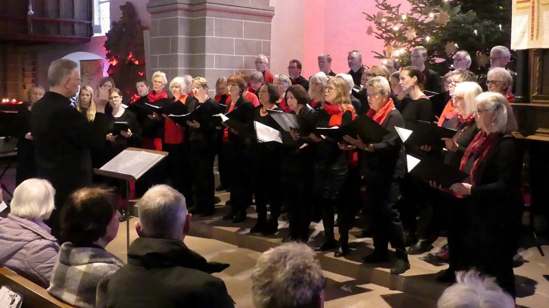 Die Ch&ouml;re La Musica Brake und iuevnto musica aus Blomberg bescherten dem Publikum weihnachtliche Stimmung. - &copy; Rudi Rudolph