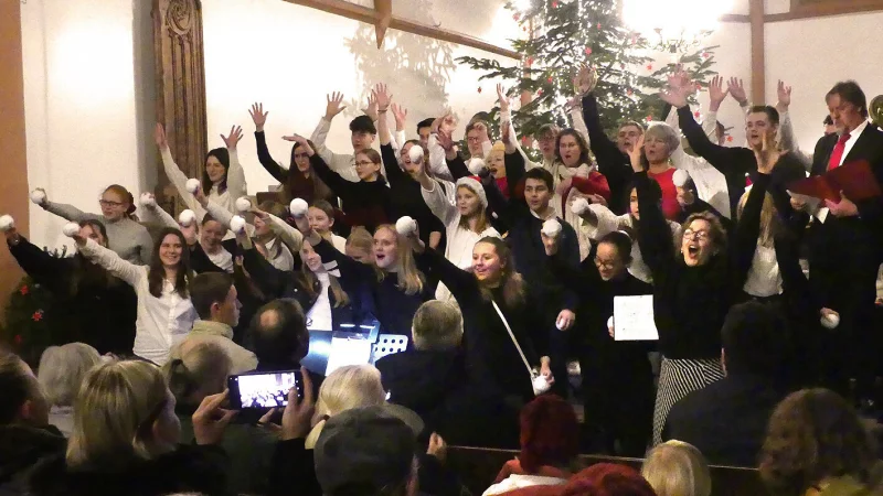 Der SEL-Chor pr&auml;sentiert gemeinsam mit den Young Voices das schwungvolle Let it snow - &copy; Rudi Rudolph