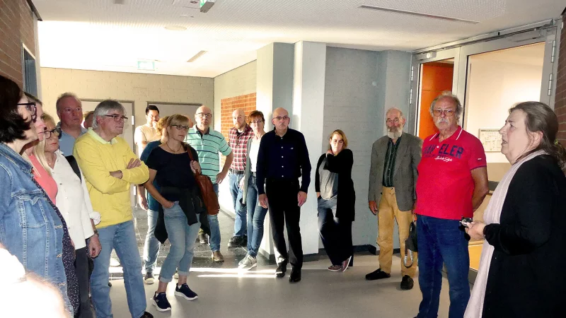 Juliane Mauermann (rechts) erklärt den Ausschussmitgliedern die eingebaute umfangreiche und meist unsichtbare Technik in der Sekundarschule. - © Rudi Rudolph