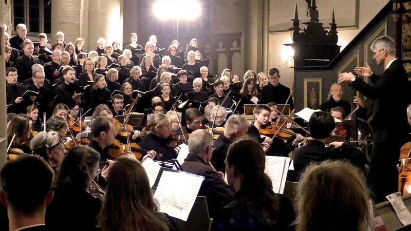 Chor und Orchester der Bach-Werkstatt boten gemeinsam mit Mitgliedern der Marien Kantorei Lemgo ein Weihnachtsoratorium der Extraklasse. - &copy; Rudi Rudolph
