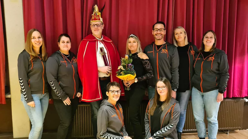 Vorstand und Prinzenpaar fiebern der neuen Session entgegen. Darauf freuen sich (hinten von links) Lena Kißner, Wiebke Geisler, Prinz Lars I., Prinzessin Nicole I., Benjamin Quast, Angela Quast und Madita Jacobi. (Vorne (von links) Tamara Rose und Emely Kleemann. - © Rudi Rudolph