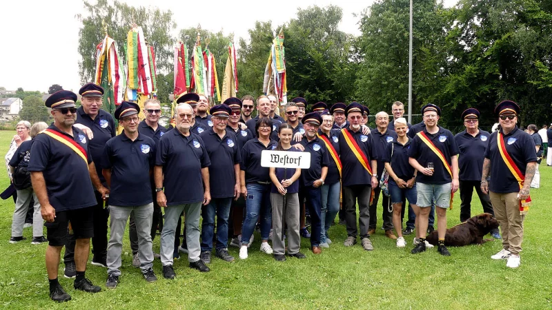 Zum Jubiläum stellt sich der Ziegler- und Arbeiterverein Westorf zum Gruppenfoto auf. Rechts ist der Vorsitzende Michael Strate zu sehen. - © Rudi Rudolph
