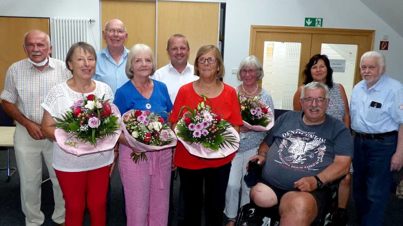 Bürgermeister Mario Hecker (Fünfter von links) und Fachbereichsleiterin Andrea Batzer (Zweite von rechts) gratulieren im August 2022 dem neu gewählten Seniorenbeirat rund um Manfred Wlodarczyk (von links), Heidelore Müller, Axel Wattenberg, Gisela Wostrak, Heiderose Osterhage, Ursula Schütz, Herbert Herrmann und Helmut Vetter. - © Archivfoto: Rudi Rudolph