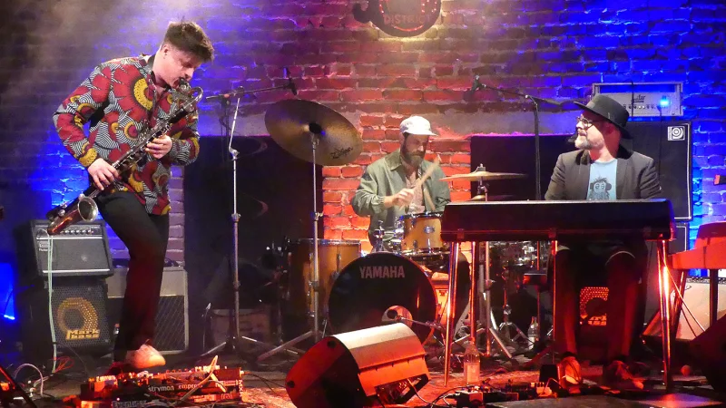 Lieferten eine dynamische Perfomance ab: Lars Zander (von links), André Seidel und Matti Klein. - © Rudi Rudolph