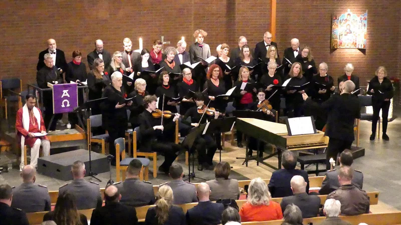 Die Kantorei der evangelischen Militärkirche und der Chor „Querbeet“ der Alten Dorfkirche Augustdorf unter der Leitung von Aaron Bettels, links Bassbariton Avishsing Ramdhany. - © Rudi Rudolph