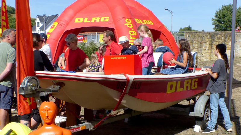 Immer wieder informiert die DLRG &uuml;ber ihre Arbeit, auch oder gerade, weil diese nicht nur aus Rettungseins&auml;tzen Ertrinkender besteht. - &copy; Archivfoto: Rudi Rudoplh
