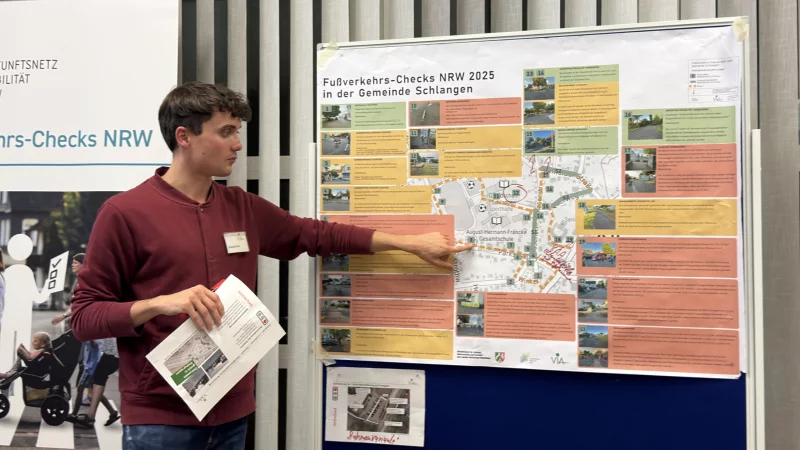 Dominik Kerl vom Planungsbüro VIA erläutert die im Rahmen der Begehungen erfassten Problemstellen und Anregungen. - © Gemeinde Schlangen