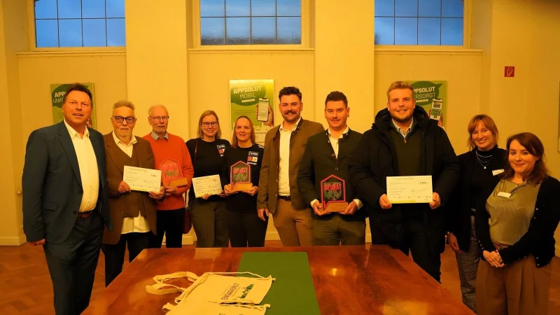 Bürgermeister Frank Hilker (links) mit den Preisträgern im Rathaus. - © Stadt Detmold
