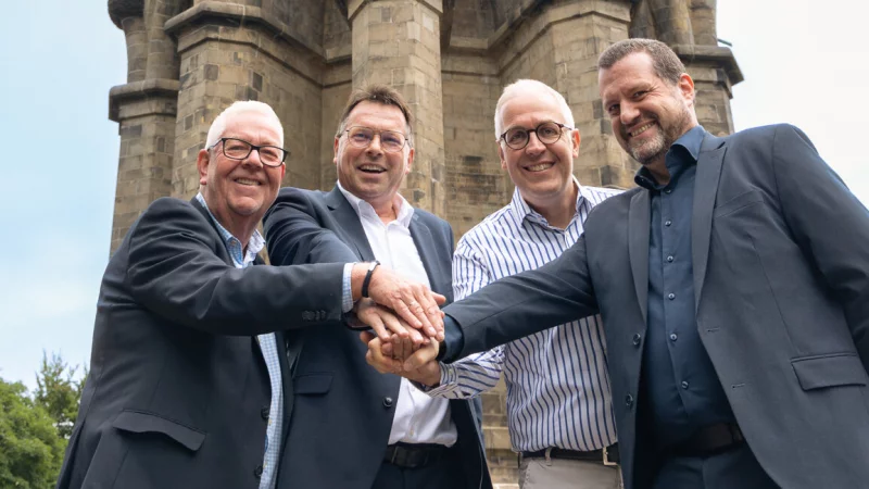 Top, die Wette gilt. Die Lippische Landes-Zeitung und der Gewerbeverein Detmold wetten gegen Landesverband und Stadt Detmold, dass sie es schaffen, 150 Menschen mit dem Namen Hermann ans Denkmal zu holen. Das Bild zeigt (von links) LZ-Chefredakteuer Dirk Baldus, Detmolds Bürgermeister Frank Hilker, Christian Schmidt (Vorsitzender der Detmolder Werbegemeinschaft "Die Händler") sowie Marcos Canosa, Kämmerer des Landesverbandes. - © Torben Gocke