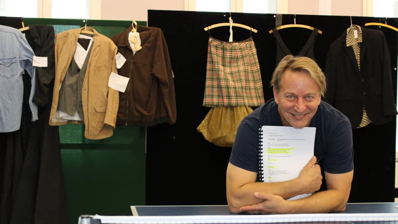 Schauspieler Patrick Hellenbrand lernt seine Texte am besten an der Tischtennisplatte in einem der Proberäume. - © Raffael Giebel