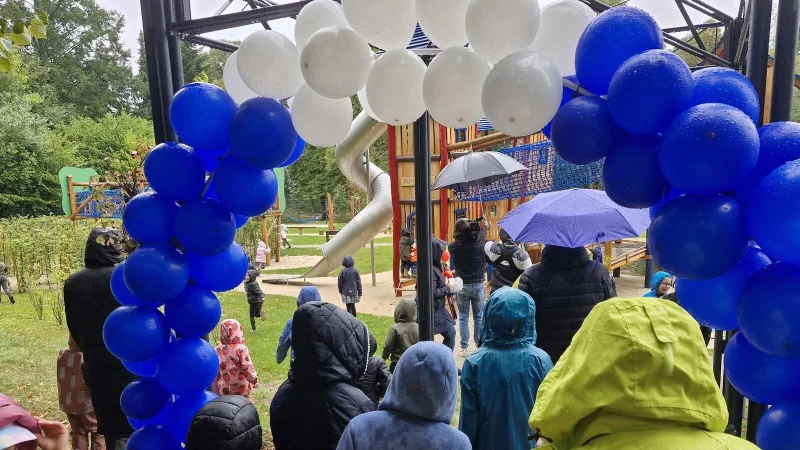 Mit begeistertem Geschrei erfolgt der Sturm des Spielplatzes. - &copy; Klaus Titze