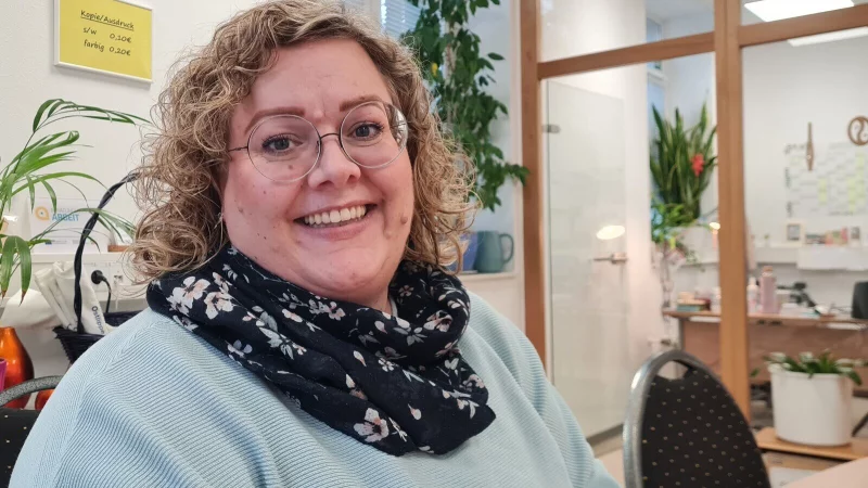 Sie ist es gewohnt, viel zuzuh&ouml;ren: Nicole Albrecht ist seit zehn Jahren Ansprechpartnerin f&uuml;r Ratsuchende im Arbeitslosenzentrum Blomberg und bietet Arbeitsberatung an. Jetzt wendet sie sich privat noch einem neuen Feld zu: Sie will Coachings anbieten. - &copy; Marianne Schwarzer