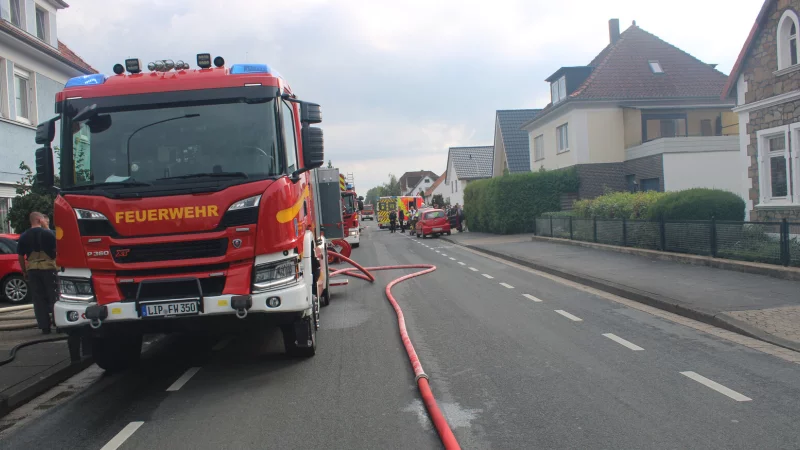 Die Lagesche Stra&szlig;e wurde wegen eines Brandes komplett gesperrt. Die Feuerwehr war dort mehrere Stunden im Einsatz. - &copy; Feuerwehr Bad Salzuflen/Lea Spellmeier