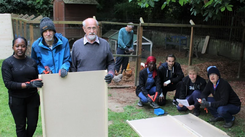 Zwei Wochen lang ein Team: Belinda Chaturuka (von links), die Bewohner Fredi, Waldemar und Fred (bei den Hühnern) sowie Mariama Diatta, Maximilian Jacob und Florian Herden mit Bewohner Peter. - © Annika Langhagel