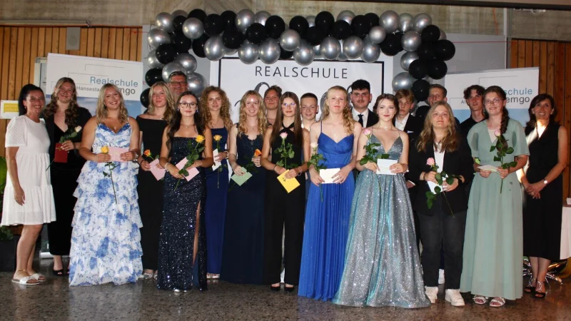 Die Bestprüflinge und sozial besonders engagierte Schüler erhielten Buchpreise. - © Realschule Lemgo